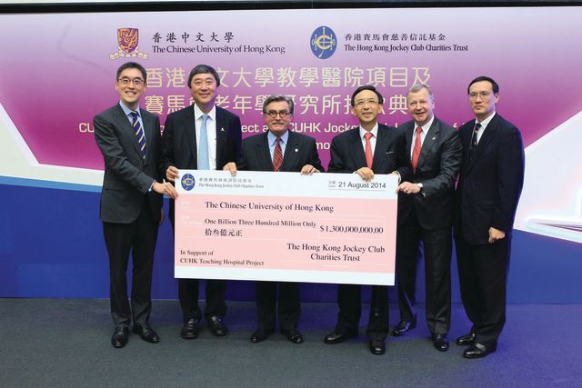 Receiving, on behalf of the University, a mega donation from the Hong Kong Jockey Club for the CUHK Medical
Centre (21 August 2014)
