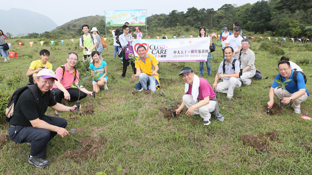 二百多位中大學生、教職員及家屬將大頭茶樹苗遍植於馬鞍山郊野公園內的鹿巢山，為綠化香港出力。