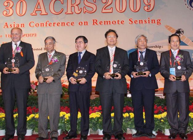 林珲教授（右三）在北京领取由亚洲遥感协会颁发的杰出贡献奖。该奖表扬他推动遥感理论的发展，促进遥感技术在不同科学领域的应用，贡献亚洲和其他地方人民的福祉。