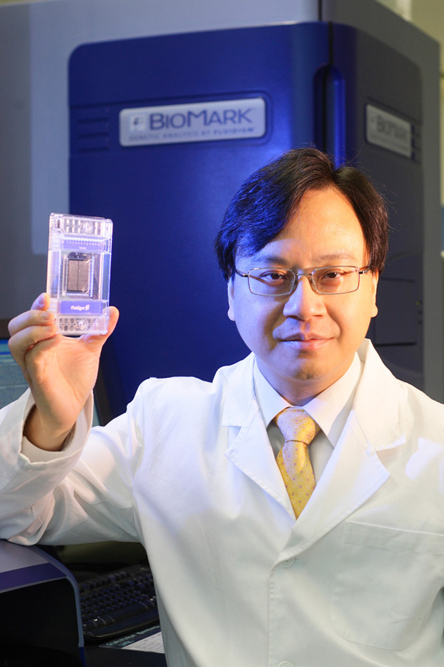 Prof. Dennis Lo Yuk-ming, Li Ka Shing Professor of Medicine, received the AACC-NACB Award for Outstanding Contributions to Clinical Chemistry in a Selected Area of Research. He is the first ever Chinese to receive the honour.