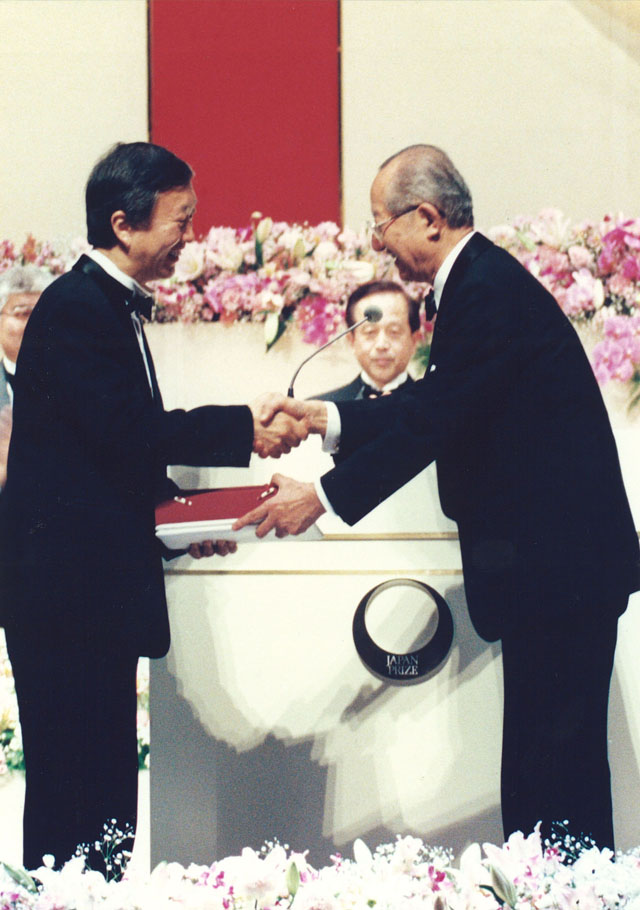 Prof. Kao receiving the 1996 Japan Prize from the president of the Science and Technology Foundation of Japan
(Bidding Farewell to Prof. and Mrs. Charles K. Kao Special Supplement 1996)
