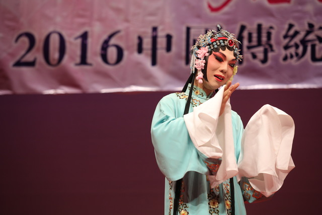 Student of the course perform in the ‘Cha Zi Yan Hong—Traditional Chinese Operatic Arts Promotion Tour’